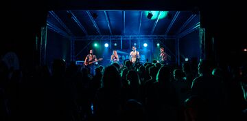 Live-Band auf der Bühne vor Publikum