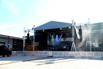 Open Air Bühne mit Absperrgitter