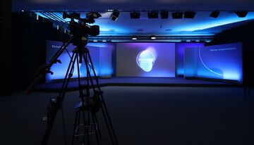blau beleuchtetes Aufnahmestudio für virtuelle Events