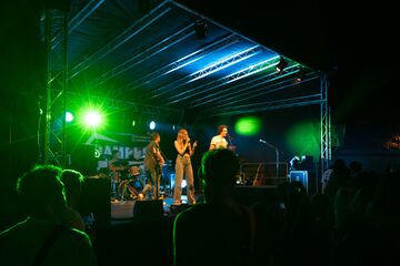 Band beim Auftritt auf einer Bühne vor Publikum