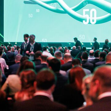 Blick auf LED Leinwand durch das Publikum