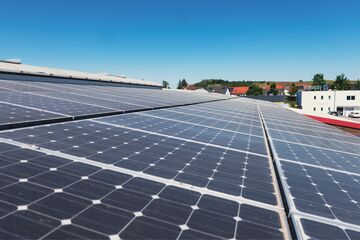 Solarmodule auf dem Firmengebäude