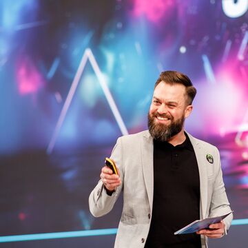 Redner mit Fernbedienung und Moderationskarten