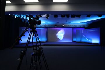 blaues Studio mit Kamera und Leinwand