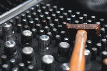 Hammer mit Sicherungsstiften