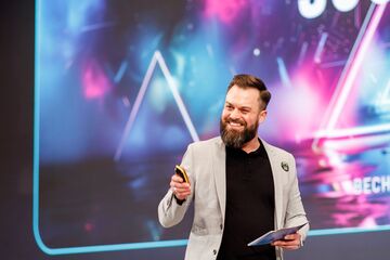 Redner mit Fernbedienung und Moderationskarten